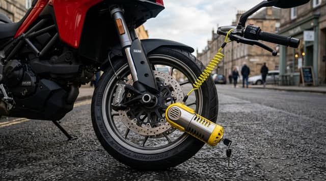 Candado de disco de moto con alarma acústica y cable recordatorio en rueda delantera