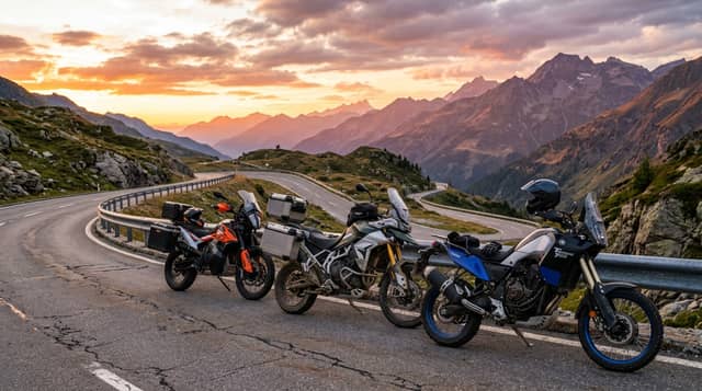 Comparativa de motos trail A2 en carretera de montaña durante la puesta de sol