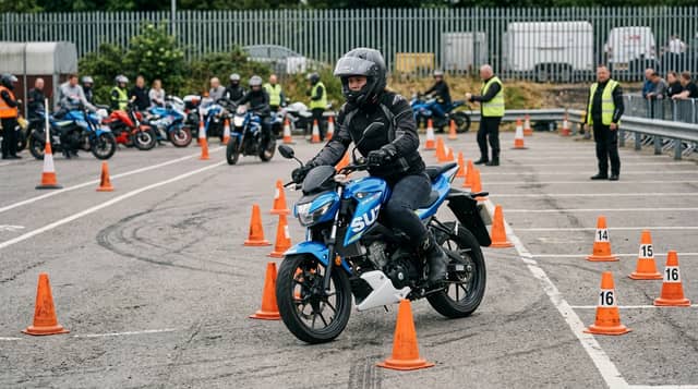 Alumno practicando maniobras en pista de autoescuela con moto de 125cc